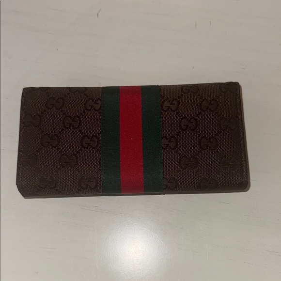 G G  Inspired Wallet with Signature Red and Green Accents - Picture 11 of 11
